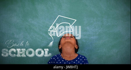 Si torna a scuola il testo su sfondo bianco contro la ragazza in piedi con la testa indietro Foto Stock