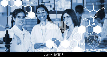 Immagine grafica della struttura chimica contro il ritratto di studentesse facendo un esperimento di chimica in laboratorio Foto Stock