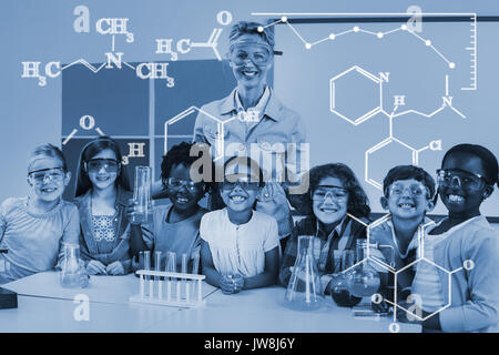 Immagine digitale di formule chimiche contro il ritratto di insegnanti e ragazzi che stanno in laboratorio Foto Stock