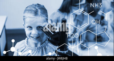 Immagine composita della struttura chimica contro la scolaretta microscopio di contenimento in laboratorio Foto Stock