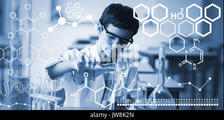 Immagine digitale della struttura chimica contro attento scolaro facendo un esperimento di chimica in laboratorio Foto Stock