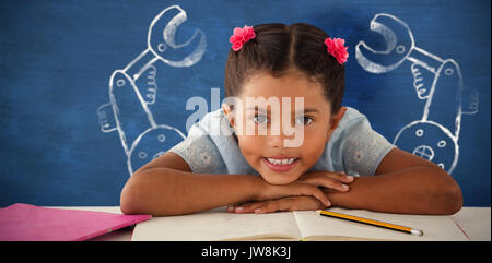 Ragazza di denti di aggraffaggio mentre appoggiata sul libro contro sfondo blu Foto Stock