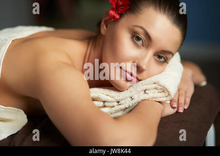 Bella donna durante il relax nella spa Foto Stock