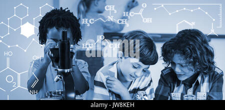 Immagine digitale di formule chimiche contro bambini facendo sperimentare in laboratorio Foto Stock