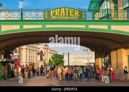 Prater Vienna, vista dell'ingresso al famoso parco divertimenti Prater di Vienna, con persone che entrano e partono in una serata estiva, Vienna, Austria Foto Stock