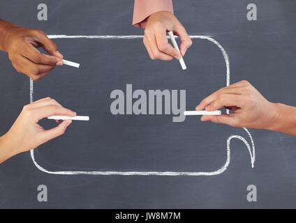 Composito Digitale delle mani la scrittura in chat vuota bolla sulla lavagna con Chalk Foto Stock