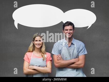 Composito digitale del titolare di una piccola azienda giovane con il discorso di bolle in piedi contro lo sfondo grigio Foto Stock