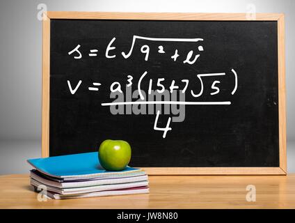 Composito Digitale di equazioni matematiche sulla lavagna Foto Stock