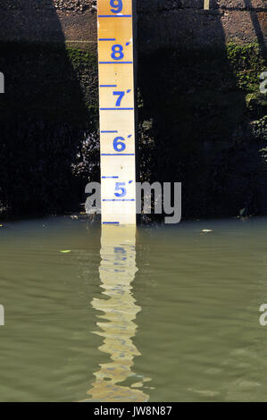 Un bastone dept o bastone di misura del manometro per mostrare o dire la profondità di acqua in un porto o porto. un dispositivo di misurazione per vedere come profondo dell'acqua. navi. Foto Stock