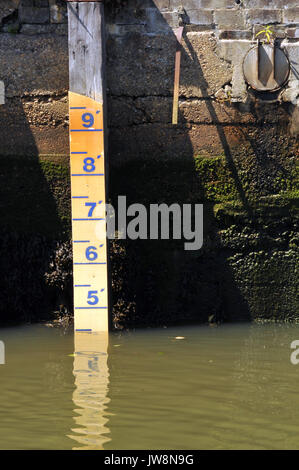 Un calibro di profondità o il marcatore che mostra la profondità dell'acqua in Newport Harbor sull'isola di Wight. un indicatore per i diportisti quanta acqua sotto la chiglia Foto Stock