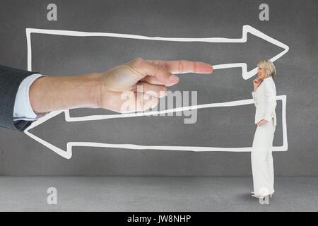 Composito Digitale della mano rivolto al business donna contro uno sfondo grigio con le frecce Foto Stock