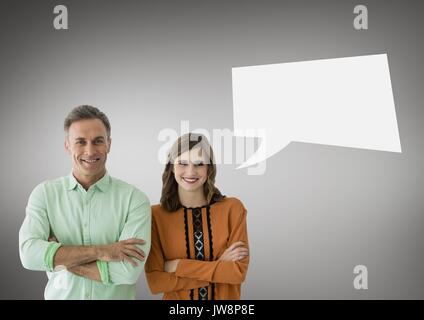 Composito Digitale del giovane con discorso bolla contro uno sfondo grigio Foto Stock