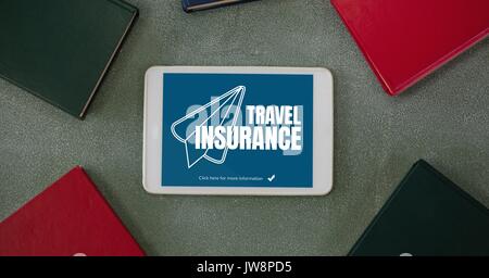 Digital composito di Tablet con assicurazione di viaggio concetto sullo schermo Foto Stock