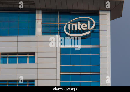 Petach Tikva, Israele. Agosto 11, 2017. Logo del processore Intel ufficio che sviluppa prodotti per mercati cellulare Foto Stock