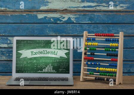 Composito digitale del computer su una tavola di scuola con la scuola le icone sullo schermo Foto Stock