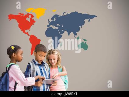 Composito Digitale dei bambini sul tablet nella parte anteriore del mondo a colori mappa Foto Stock