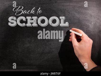 Composito Digitale della scrittura a mano il ritorno a scuola su lavagna Foto Stock