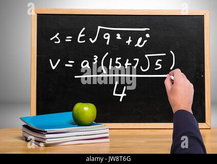 Composito Digitale della scrittura a mano le equazioni matematiche sulla lavagna Foto Stock