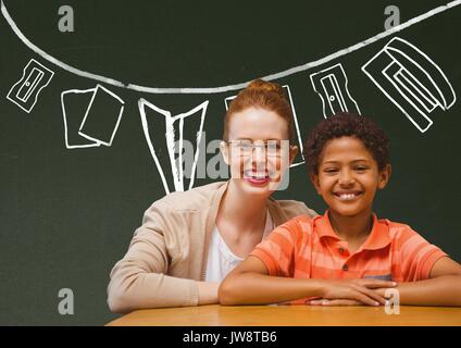 Composito Digitale del ragazzo studente e insegnante al tavolo sorridente contro lavagna verde con la scuola e istruzione graphic Foto Stock