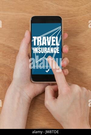 Composito Digitale della persona utilizzando un telefono con assicurazione di viaggio concetto sullo schermo Foto Stock