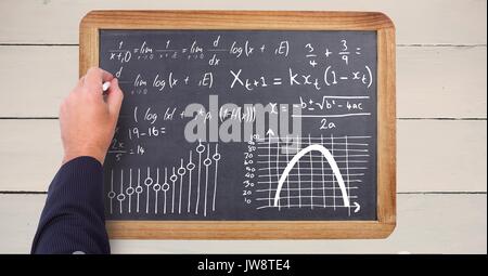 Composito Digitale della scrittura a mano le equazioni matematiche sulla lavagna Foto Stock