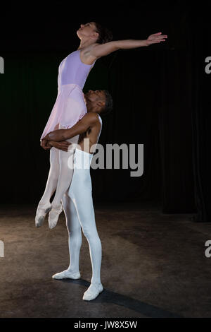 I partner di balletto praticano danza balletto in fase Foto Stock