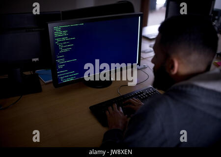 Attento lavoro esecutivo su personal computer presso la scrivania in ufficio Foto Stock