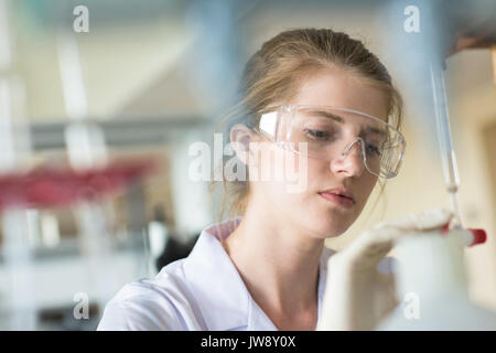 Close up studentessa praticare esperimenti in laboratorio Foto Stock