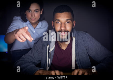 I colleghi che lavorano insieme alla scrivania in ufficio Foto Stock