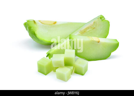 Sliecd chayote fresco isolato su sfondo bianco Foto Stock