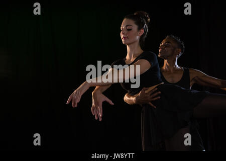 I partner di balletto praticano danza balletto in fase Foto Stock