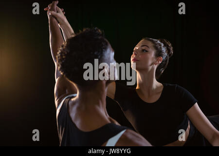 I partner di balletto praticano danza balletto in fase Foto Stock