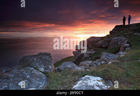 2 fotografi ammirando la sera tardi la luce a Neist Point, Isola di Skye in Scozia. Foto Stock