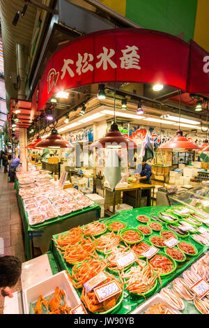 Contenitori riempiti con arance grandi granchi sulla vendita di pesce-mercanti di stallo nella piscina di alimenti freschi di mercato, Omicho, Kanazawa, Giappone. Foto Stock