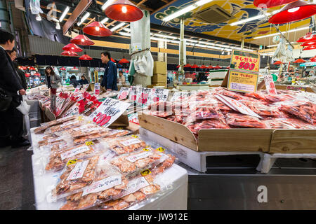 A basso angolo di visione del pre-confezionati in plastica avvolto restringibile sul pesce pesce-monger stallo in Omicho famoso cibo fresco il mercato coperto a Kanazawa, Giappone. Foto Stock