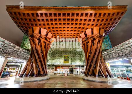 Landmark gate Tsuzumi, aka tamburo, porta alla Stazione di Kanazawa, Giappone. Notte tempo dopo la pioggia. Visualizzare attraverso la porta a vetro Motenashi dome. Poche persone Foto Stock