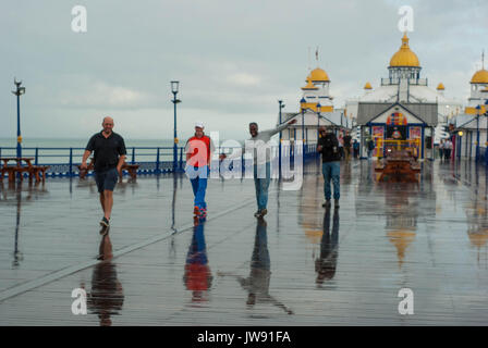 Una serie di fotografie di sole e pioggia. Un tipico British giorno d'estate. Foto Stock