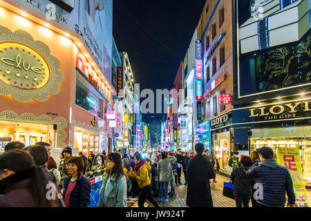 SEOUL - MARZO 20: Mercato Myeong-Dong è grande la strada dello shopping di Seoul.fotografia scattata a marzo 20,2016 a Seul, Corea del Sud. Foto Stock