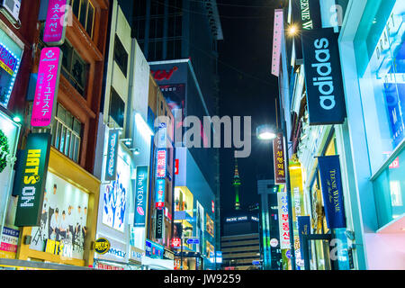 SEOUL - MARZO 20: Mercato Myeong-Dong è grande la strada dello shopping di Seoul.fotografia scattata a marzo 20,2016 a Seul, Corea del Sud. Foto Stock