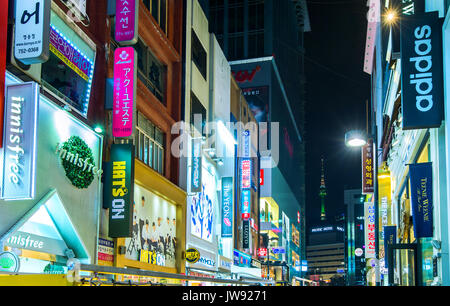 SEOUL - MARZO 20: Mercato Myeong-Dong è grande la strada dello shopping di Seoul.fotografia scattata a marzo 20,2016 a Seul, Corea del Sud. Foto Stock