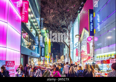 SEOUL - MARZO 20: Mercato Myeong-Dong è grande la strada dello shopping di Seoul.fotografia scattata a marzo 20,2016 a Seul, Corea del Sud. Foto Stock