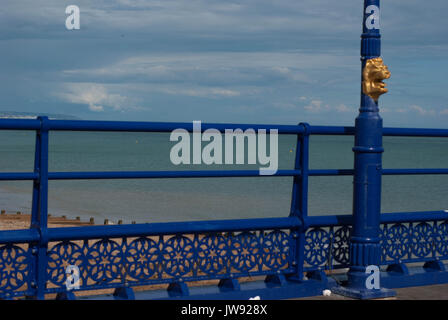 Una serie di fotografie sulla base di Eastbourne Pier, attraverso il sole e pioggia. Un tipico British giornata estiva con colore, riflessioni e persone. Foto Stock