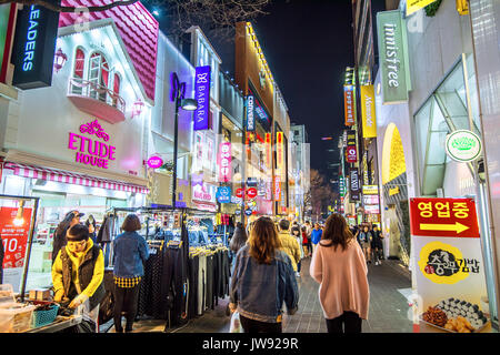 SEOUL - MARZO 20: Mercato Myeong-Dong è grande la strada dello shopping di Seoul.fotografia scattata a marzo 20,2016 a Seul, Corea del Sud. Foto Stock