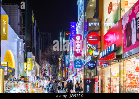 SEOUL - MARZO 20: Mercato Myeong-Dong è grande la strada dello shopping di Seoul.fotografia scattata a marzo 20,2016 a Seul, Corea del Sud. Foto Stock