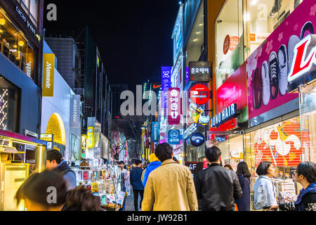 SEOUL - MARZO 20: Mercato Myeong-Dong è grande la strada dello shopping di Seoul.fotografia scattata a marzo 20,2016 a Seul, Corea del Sud. Foto Stock