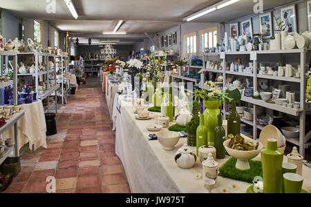 L'Europa, Francia, Occitanie, Lot, Puy l'Evêque city , Virebent manifattura di porcellana, shop Foto Stock