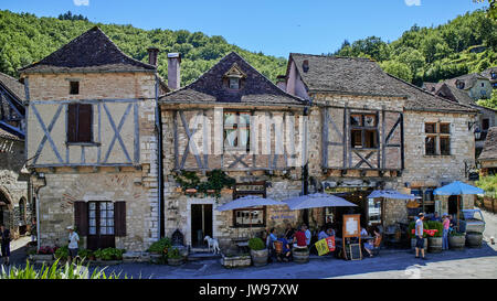 L'Europa, Francia, Occitanie, Lot, St-Cirq-Lapopie villaggio lungo il fiume Lot, questo villaggio medievale, eletto villaggio preferito dei francesi nel 2012, sposa la roccia 100 metri sopra il fiume. Foto Stock