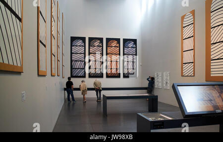 L'Europa, Francia, Occitanie,Aveyron, Rodez città museo Pierre-Soulages, Il visituer guarda un dipinto della serie Outrenoirs dal pittore francese Pierre Soulages presso il museo Soulages Foto Stock