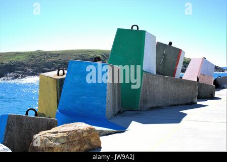 Tetrapods in cemento o calcestruzzo hanbars presso una struttura di frangionde breakwall in Australia Foto Stock