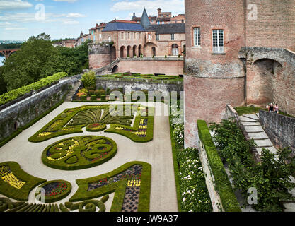 L'Europa, Francia, Occitanie,Tarn, Albi città,Palazzo Berbie, il giardino e il fiume Tarn Foto Stock